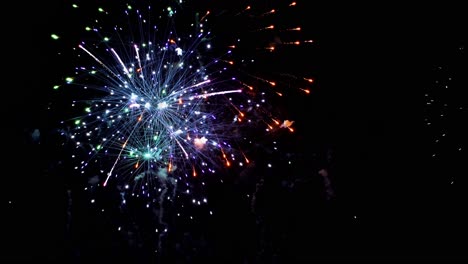 coloridos fuegos artificiales explotando en el cielo nocturno. celebraciones y eventos en colores brillantes.