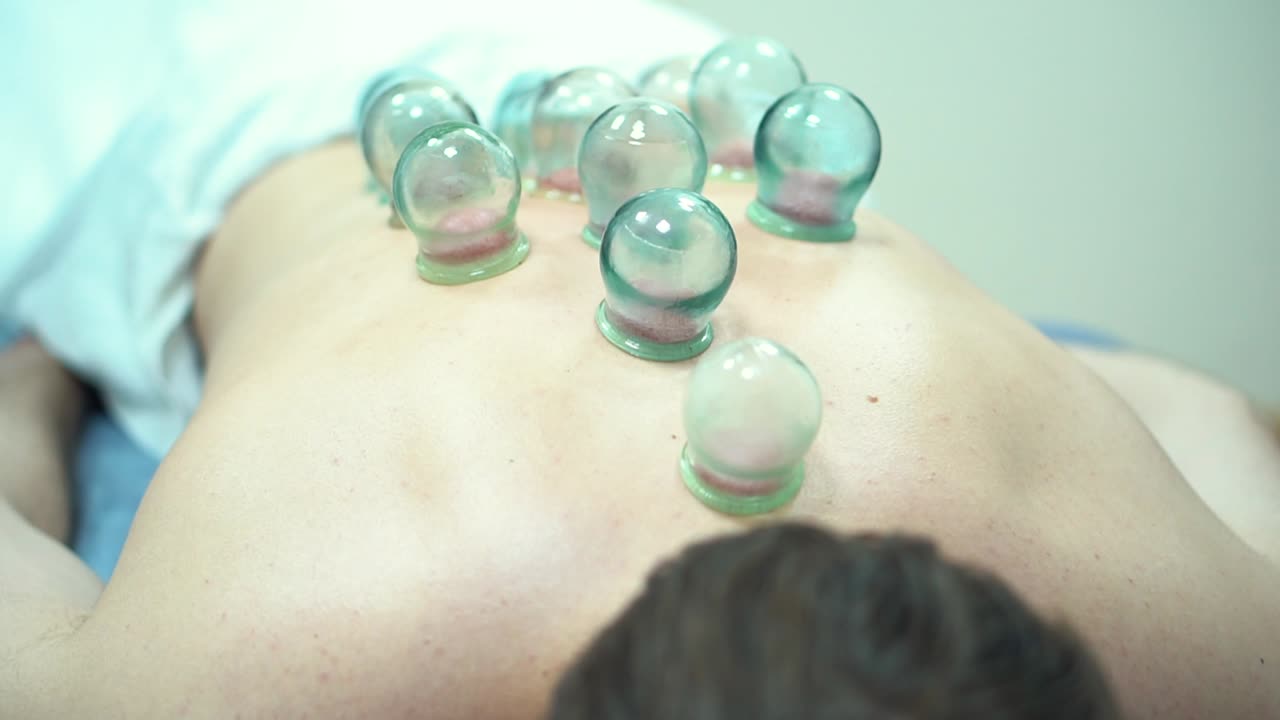 핑 테라피 세션은 뒤에서 진행됩니다.