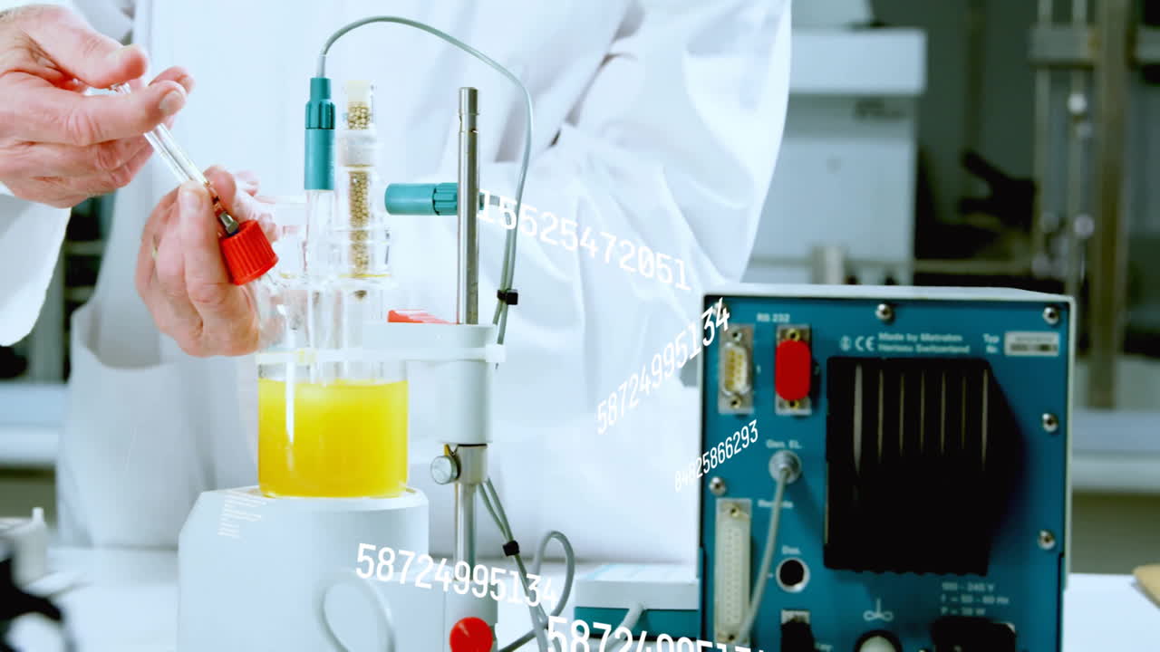 animación de procesamiento de datos científicos sobre equipos de laboratorio y científico en bata blanca