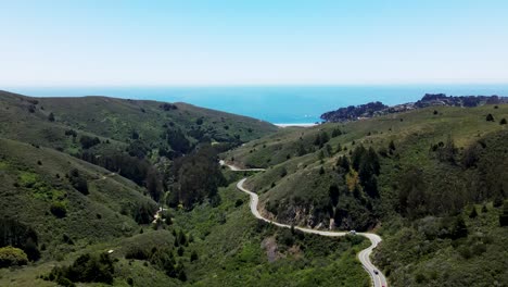 美麗的tamalpais山谷山脈和<unk>曲的海岸線高速公路,背景是muir海灘