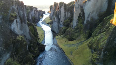 Fjadrargljufur-Schlucht-In-Island-Mit-Steilen-Grünen-Wänden,-Luftflug