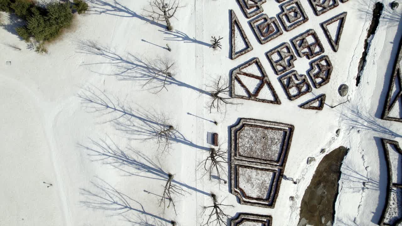 vista de un parque lleno de nieve.