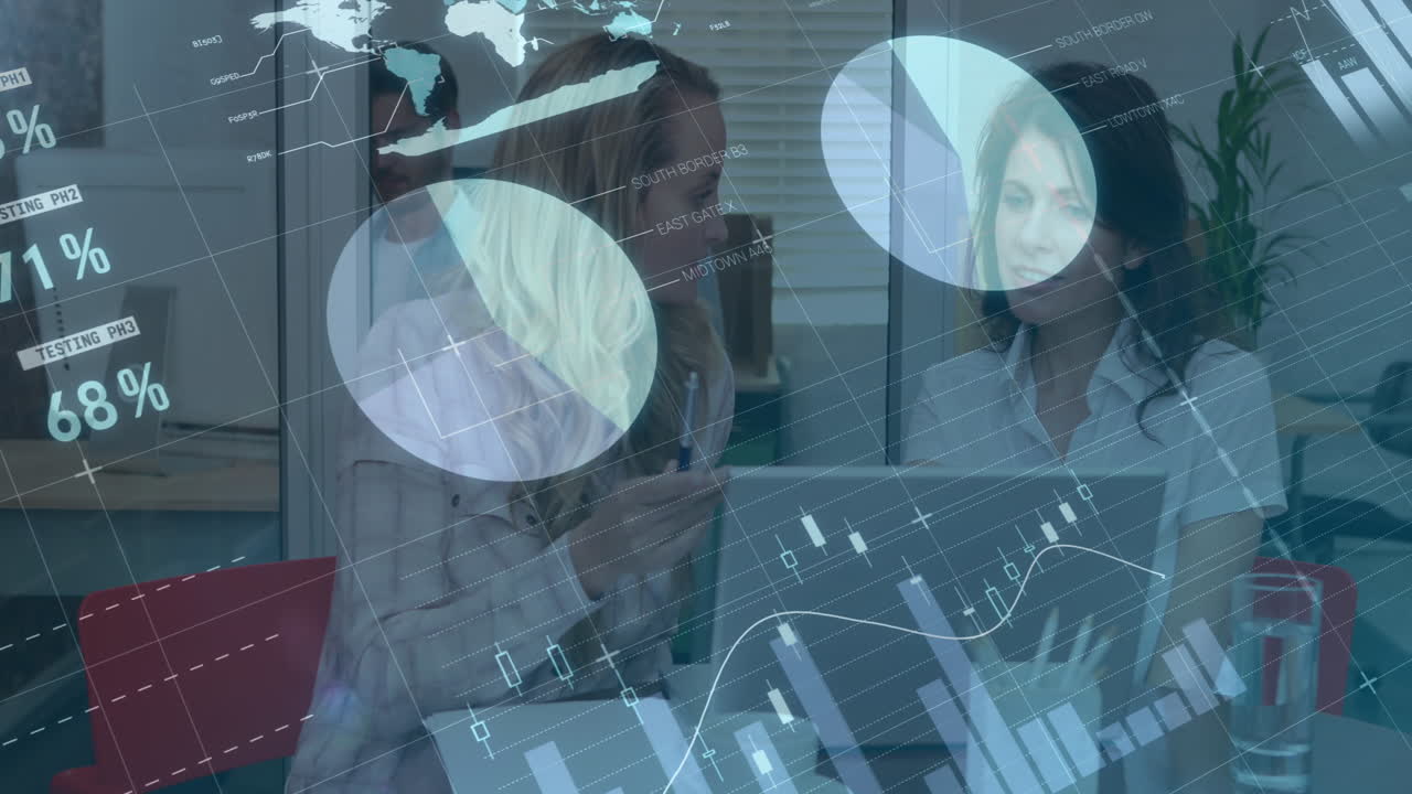 animación de la interfaz infográfica sobre compañeras de trabajo caucásicas que discuten informes en la computadora portátil