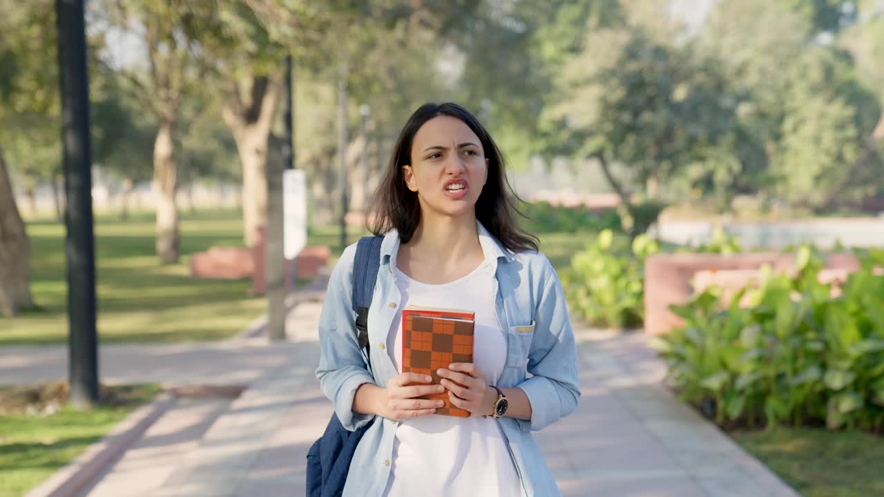 Ragazza indiana in ritardo per l'università