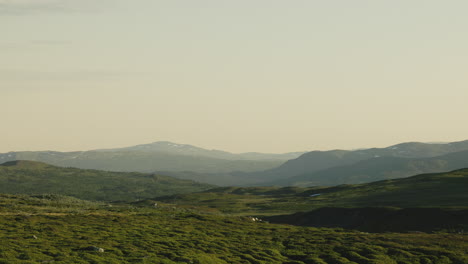 在夏天的日落時間, stekenjokk 的山脈全景