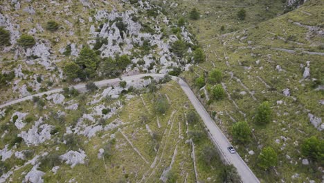 Primer-Plano-De-Un-Coche-Acercándose-A-Una-Esquina-En-Una-Carretera-De-Montaña-En-Sa-Calobra,-Mallorca,-España