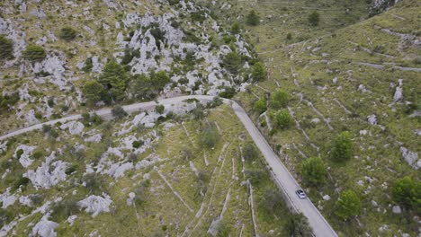 primer plano de un coche acercándose a una esquina en una carretera de montaña en sa calobra, mallorca, españa