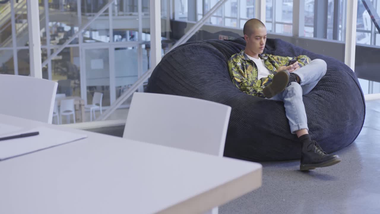 Kreativer Mann im modernen Büro