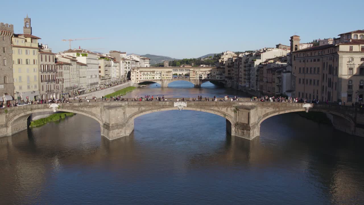 세인트 트리니티 브릿지, 피렌체, 이탈리아를 고 있는 관광객