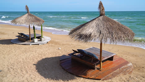 Strandkorb-Am-Strand-Mit-Meer-Und-Blauem-Himmelshintergrund