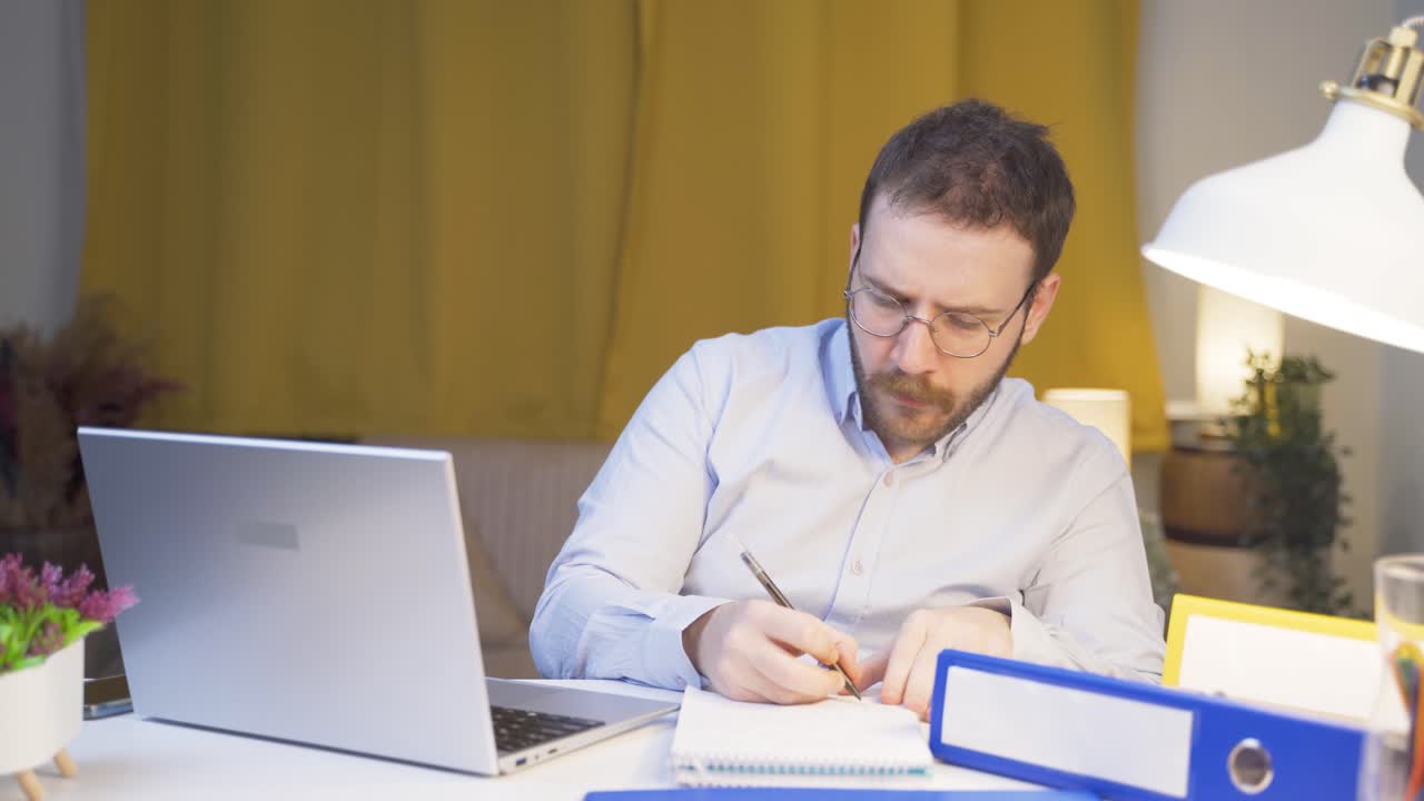 trabajador de oficina en casa, hombre haciendo investigación.