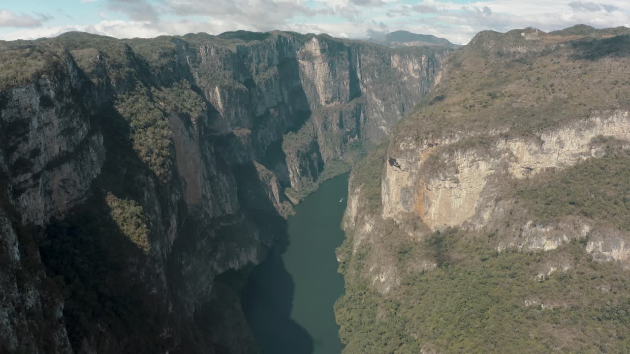 vista aérea del río grijalva en el cañón del sumidero en chiapas, méxico
