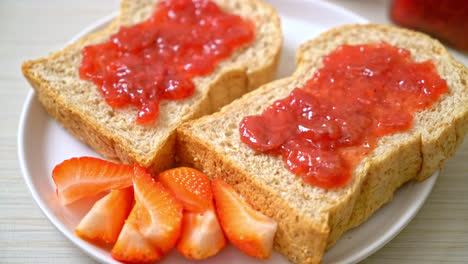 pan integral casero con mermelada de fresa y fresa fresca