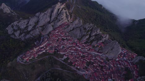 Pietrapertosa-Idílico-Pueblo-De-Montaña-Al-Amanecer,-Antena