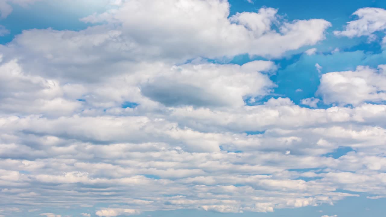hermoso cielo azul con nubes de fondo ciclo de lapso de tiempo. blanco rodando, movimiento rápido ciclo de tiempo nubes en el horizonte. 4k paisaje de nubes ciclo de tiempo lapso