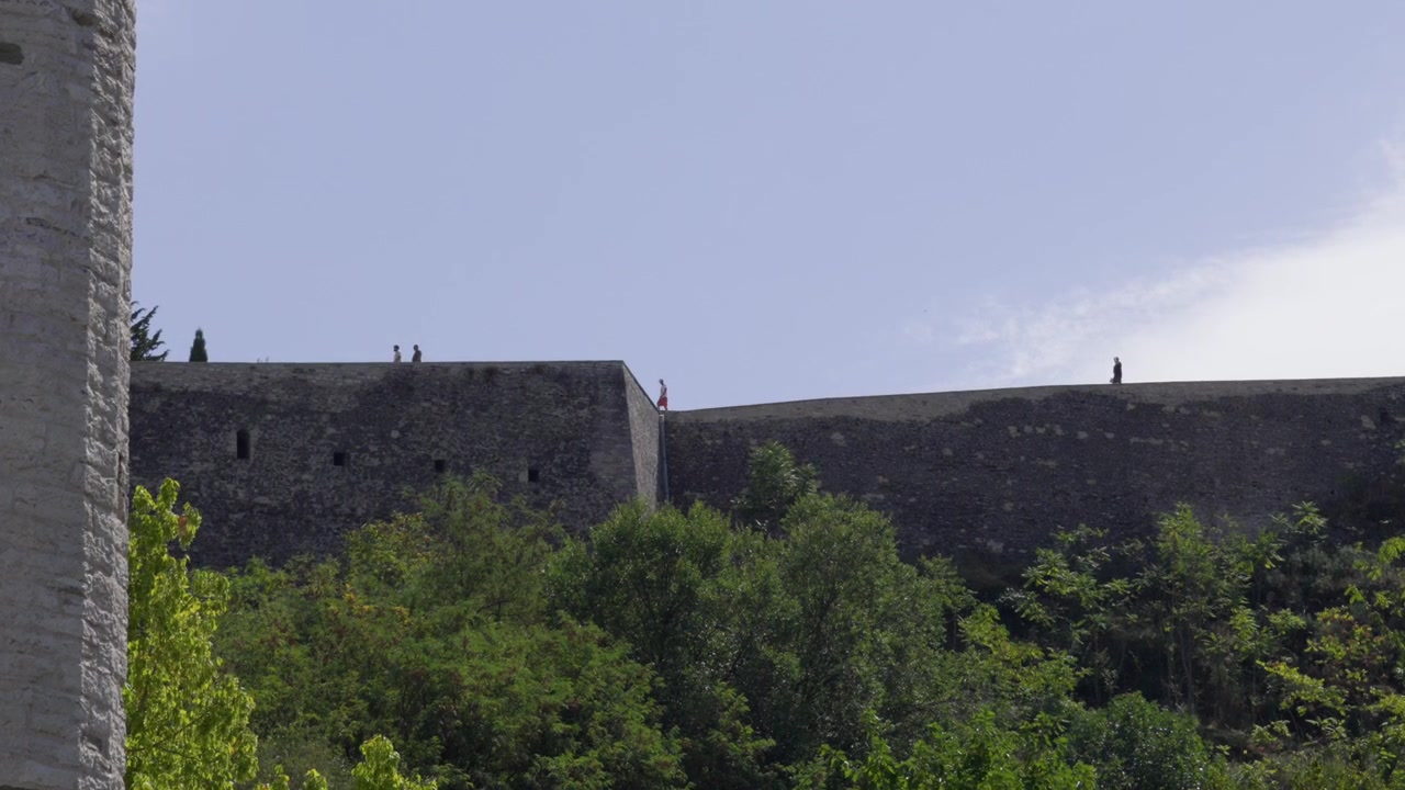 Antichi bastioni in pietra del Castello di Gjirokastra in Albania, un monumento medievale