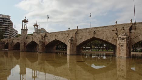 puente pont de la mar completo en el parque de valencia, españa - 4k 24fps