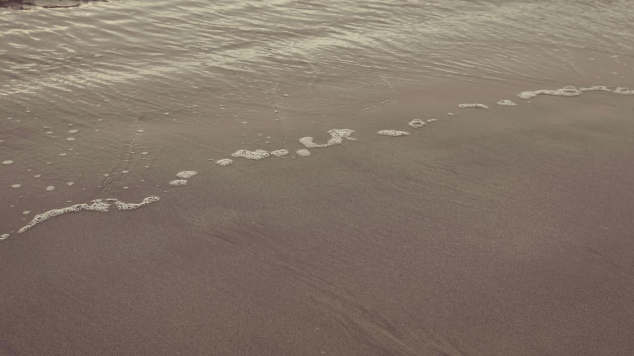 바다가 해변을 가로질러 굴러오고