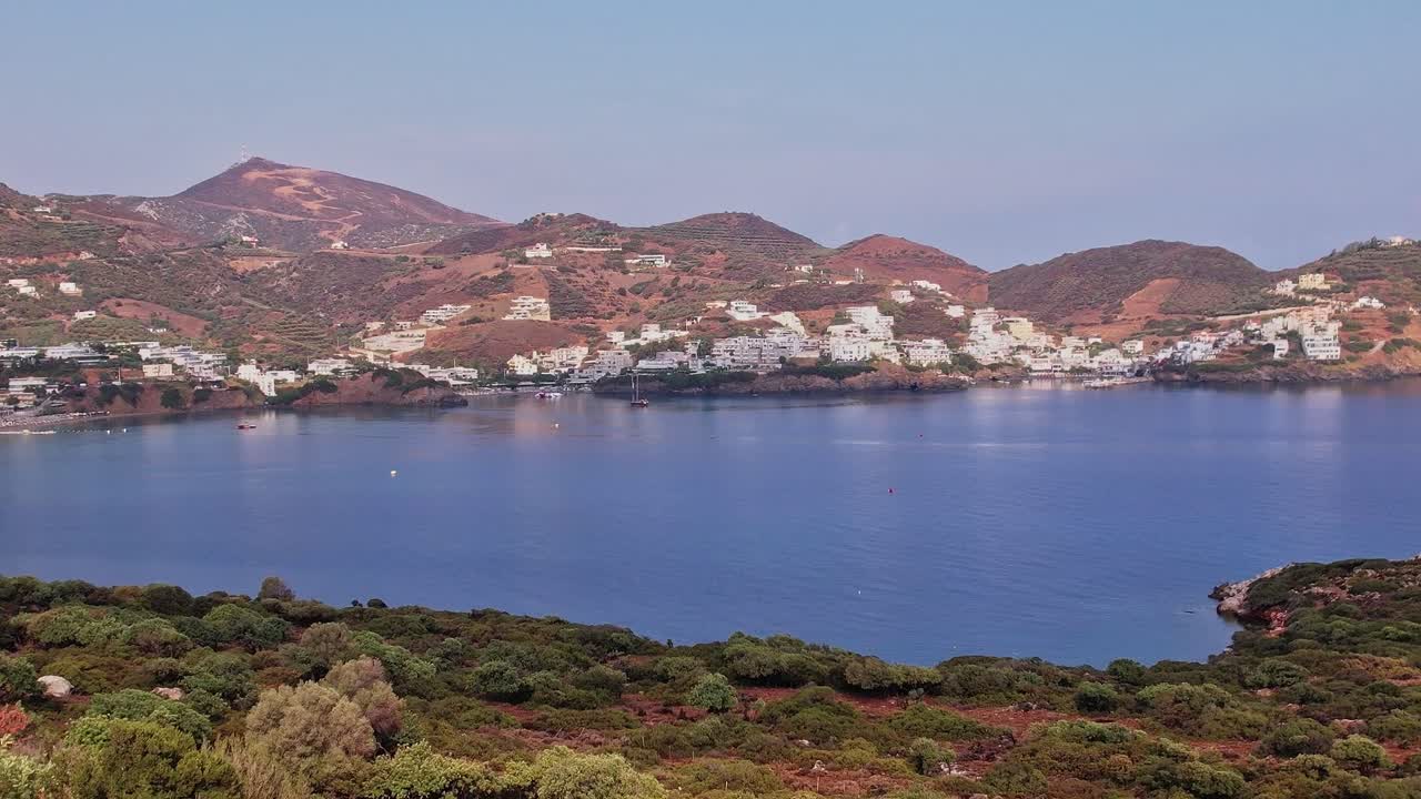 Girit, Yunanistan'da Bir Kıyı Kasabası ve Koyun Panoramik Manzarası