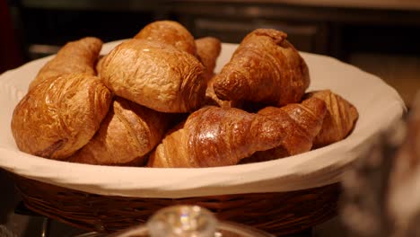 croissants recién horneados en una canasta