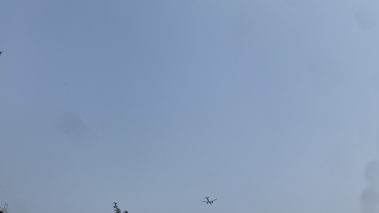 일몰 또는 일출 시 착륙하는 4k 오버헤드 비행 항공기