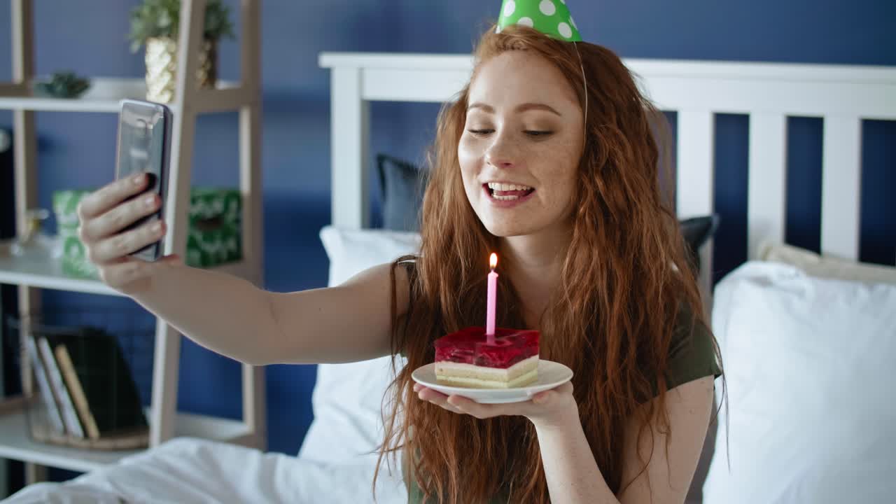 seguimiento de un video de una mujer tomando una selfie con pastel de cumpleaños