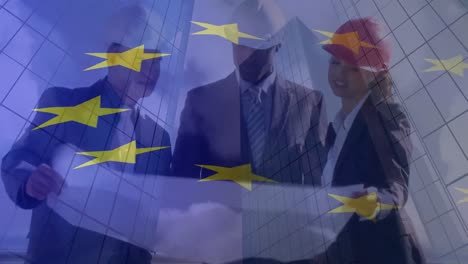 Zusammengesetztes-Video-Der-Flagge-Der-Europäischen-Union-über-Verschiedenen-Männlichen-Und-Weiblichen-Ingenieuren,-Die-über-Pläne-Diskutieren