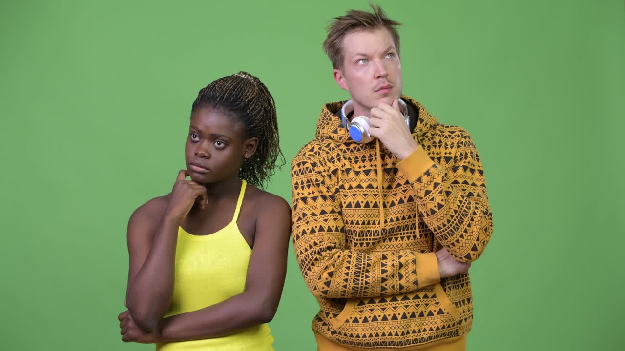 joven pareja multiétnica pensando juntos