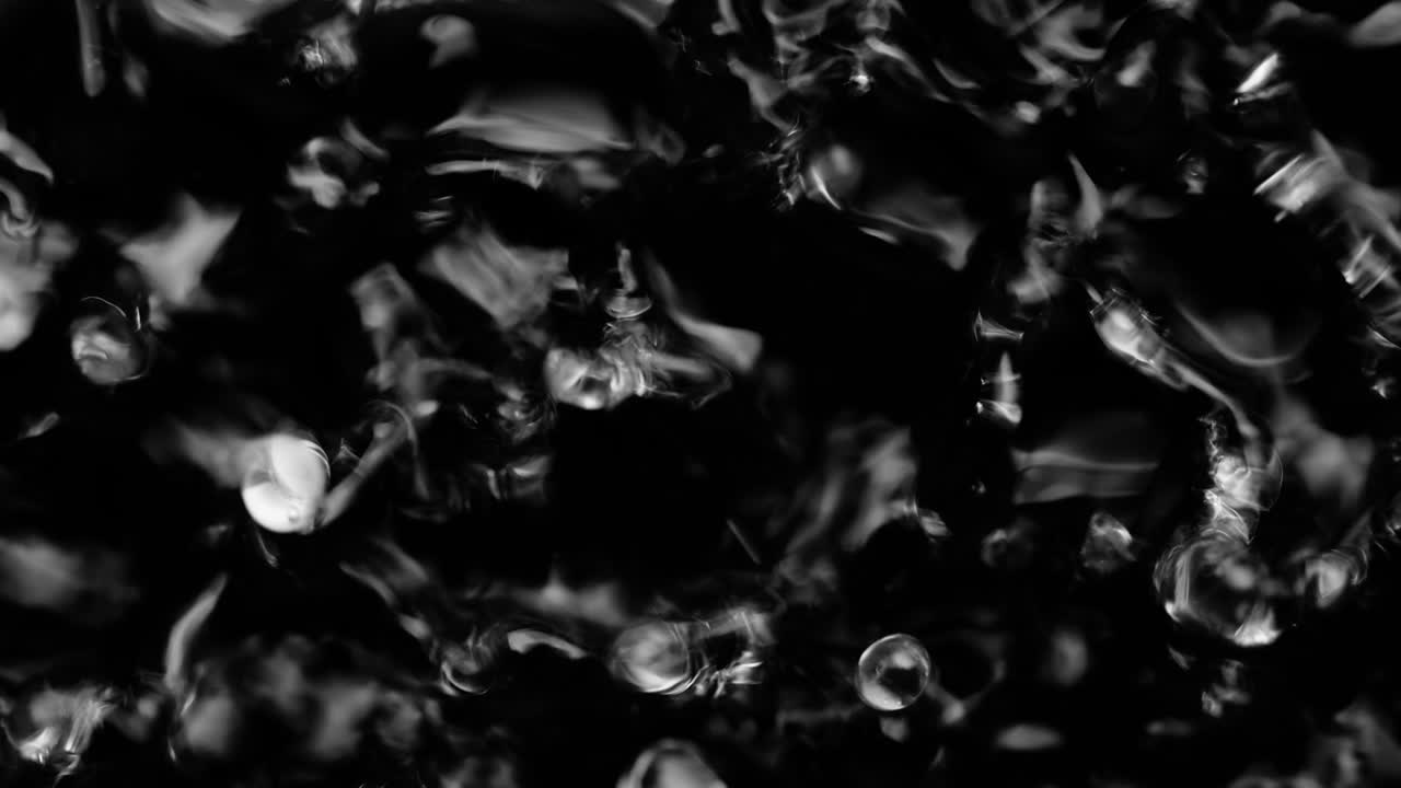 액체의 표면에 스플래시와 물방울, 추상적인 검은 배경 물 진동