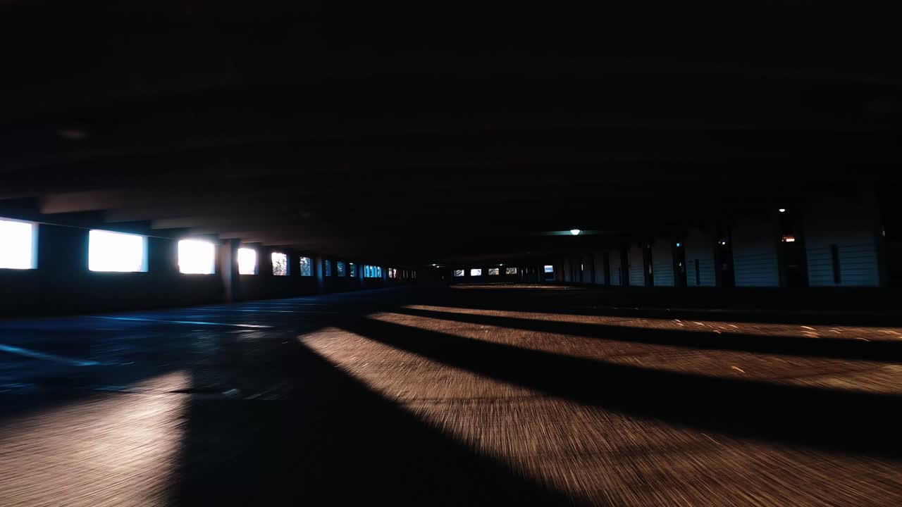 해질녘 시카고에 있는 지붕이 있는 주차장 건물의 3층을 통해 낮은 각도의 pov 운전