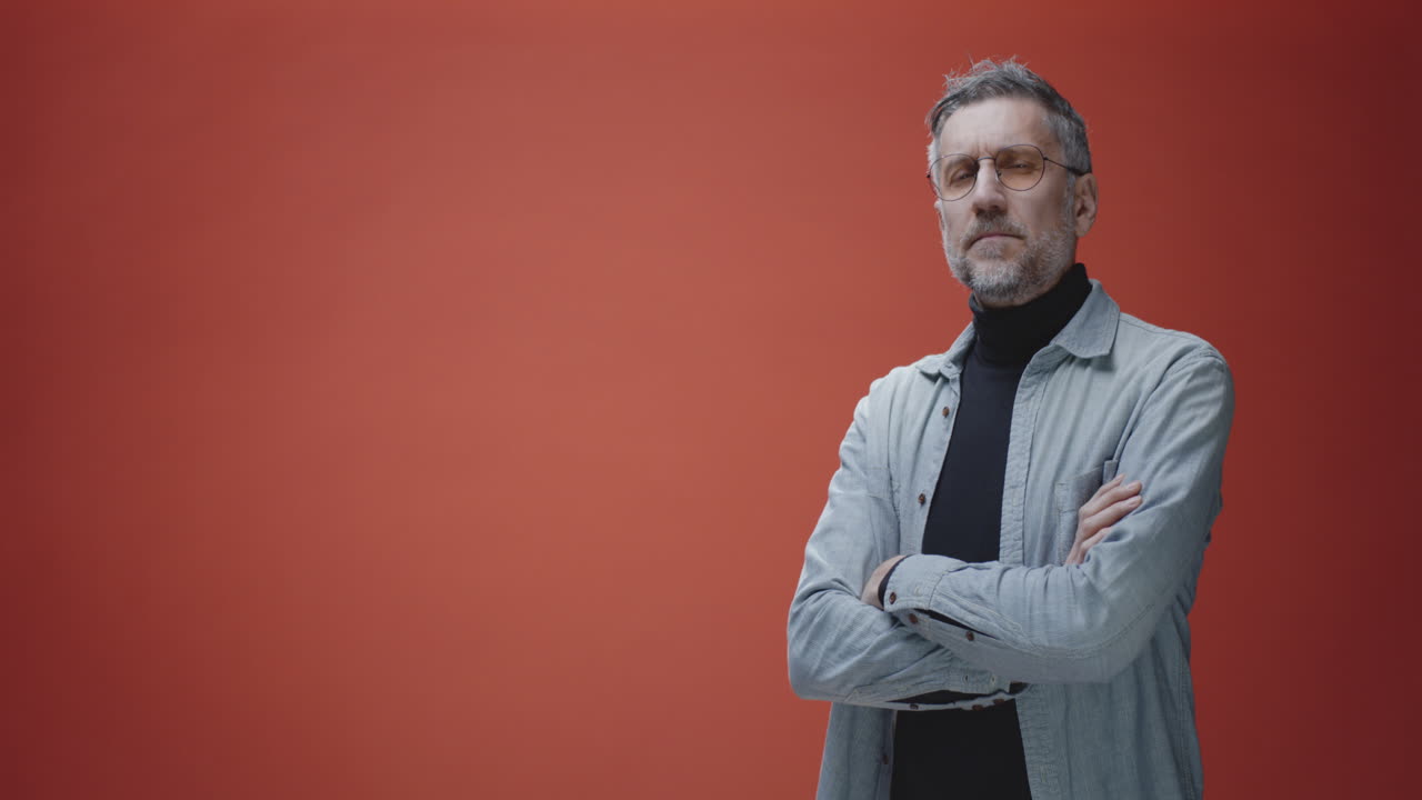 retrato de un hombre mayor pensativo