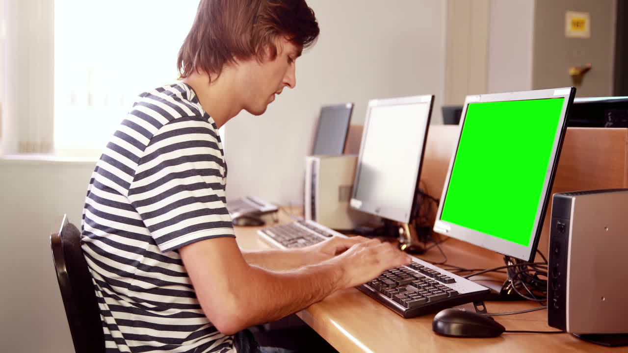 estudiante centrado en el uso de la computadora