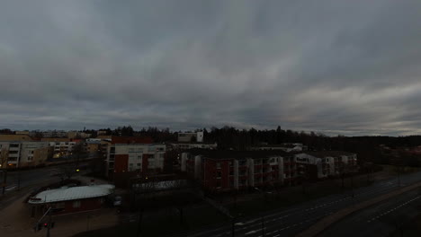 Zeitraffer-Stadtstraße-Und-Stadtverkehr-Bei-Bewölktem-Wetter-Am-Morgen