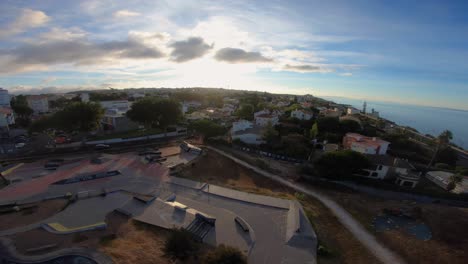 antena de un gran parque de patinaje frente al centro de cascais con un gran amanecer