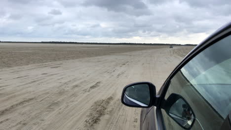 conducir un coche a alta velocidad en la playa