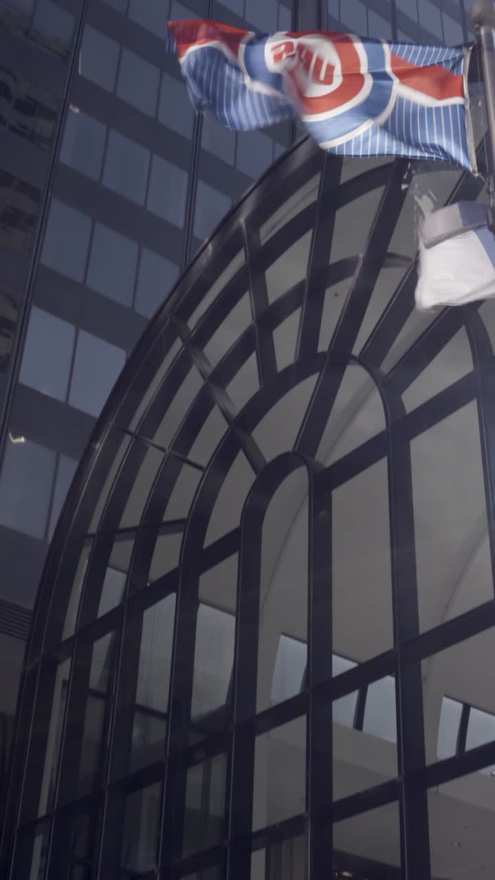 Vista verticale dell'architettura moderna di Chicago con elementi in vetro