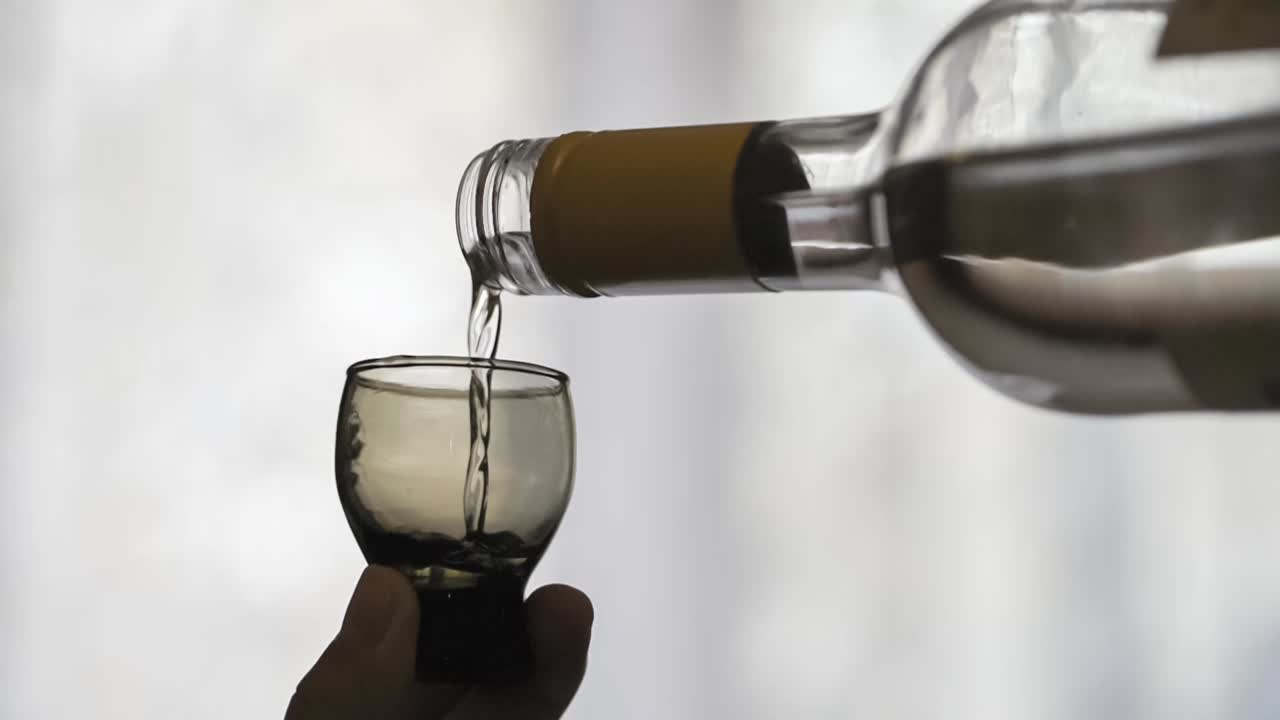 깨 ⁇ 한 알코올 음료를 유리잔에 부어서 느린 속도로  ⁇ 습니다.