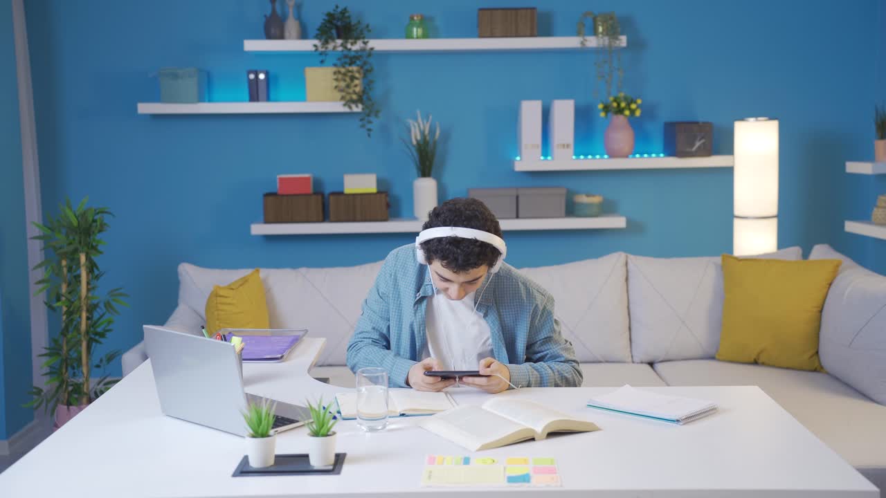 niño mimado jugando juegos en el teléfono cuando debería estar estudiando.