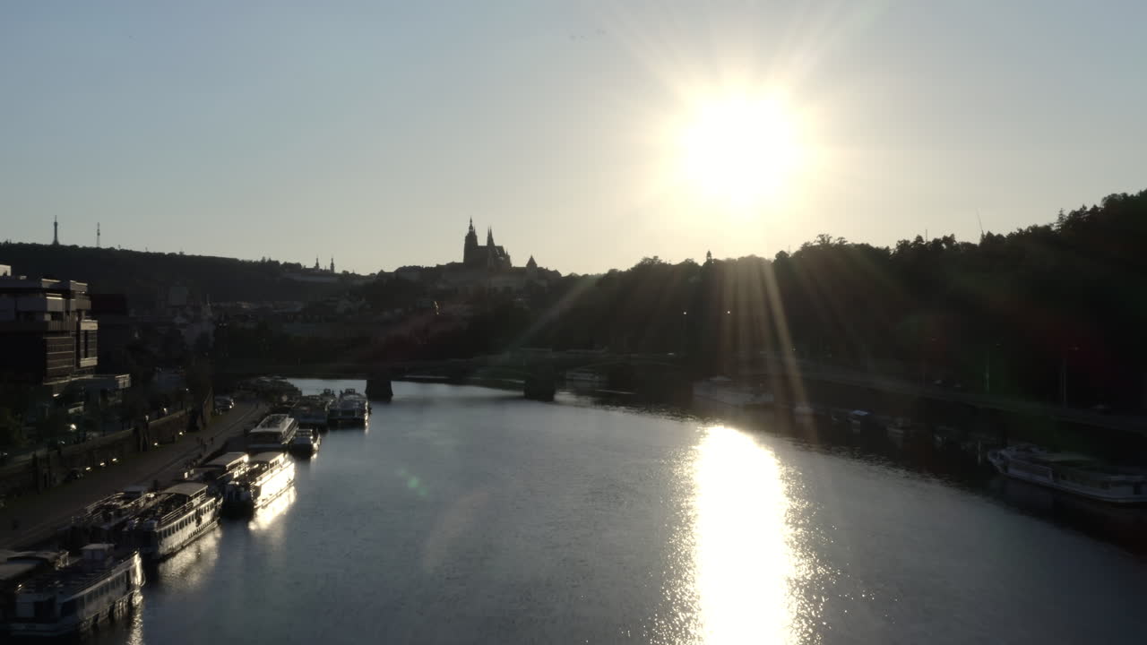Tramonto sullo skyline di Praga, Cechia, fiume Moldava con barche ormeggiate
