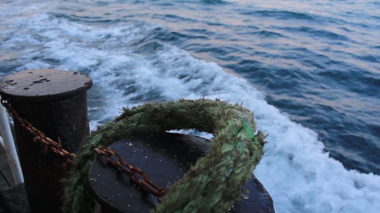 바다에 있는 페리 물길