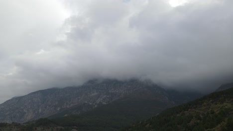 Vista-Aérea-De-Las-Montañas-Humeantes