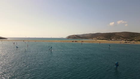 Drohnenaufnahme-Einer-Großen-Gruppe-Von-Windsurfern-Und-Kitesurfern-Nahe-Der-Küste-Des-Strandes-Paralia-Prasonisiou-Auf-Rhodos