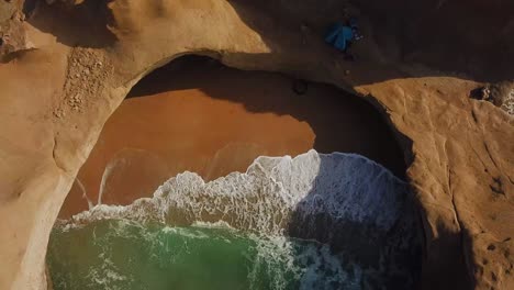 Super-Schöne-Luftlandschaft-Des-Sandstrandes-Im-Sommer,-Die-Versteckte-Strandhöhle,-Camping-Am-Meer,-Küstenabenteuer,-Erholung,-Panoramalandschaft,-Kreis,-Runde-Felsen,-Glatte-Erosionsbildung-Im-Iran