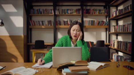 estudiante somnoliento en la biblioteca