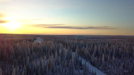 Drohnenschuss-Aus-Der-Luft,-über-Verschneitem-Wald,-In-Richtung-Der-Anlage-In-Haarp-Alaska,-Bei-Sonnenuntergang,-An-Einem-Kalten-Und-Sonnigen-Wintertag,-In-Gakona,-USA