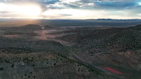 Vista-Panorámica-Sobre-El-Paisaje-De-Parowan-Gap-En-Utah-Al-Atardecer---Disparo-De-Drones