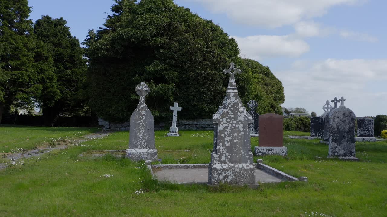 надгробные камни на церковном кладбище с пятнистыми лишайниками на камнях