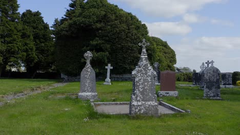 Grabsteine-Des-Cargin-Kirchenfriedhofs-Mit-Gesprenkelten-Flechten-Auf-Steinen