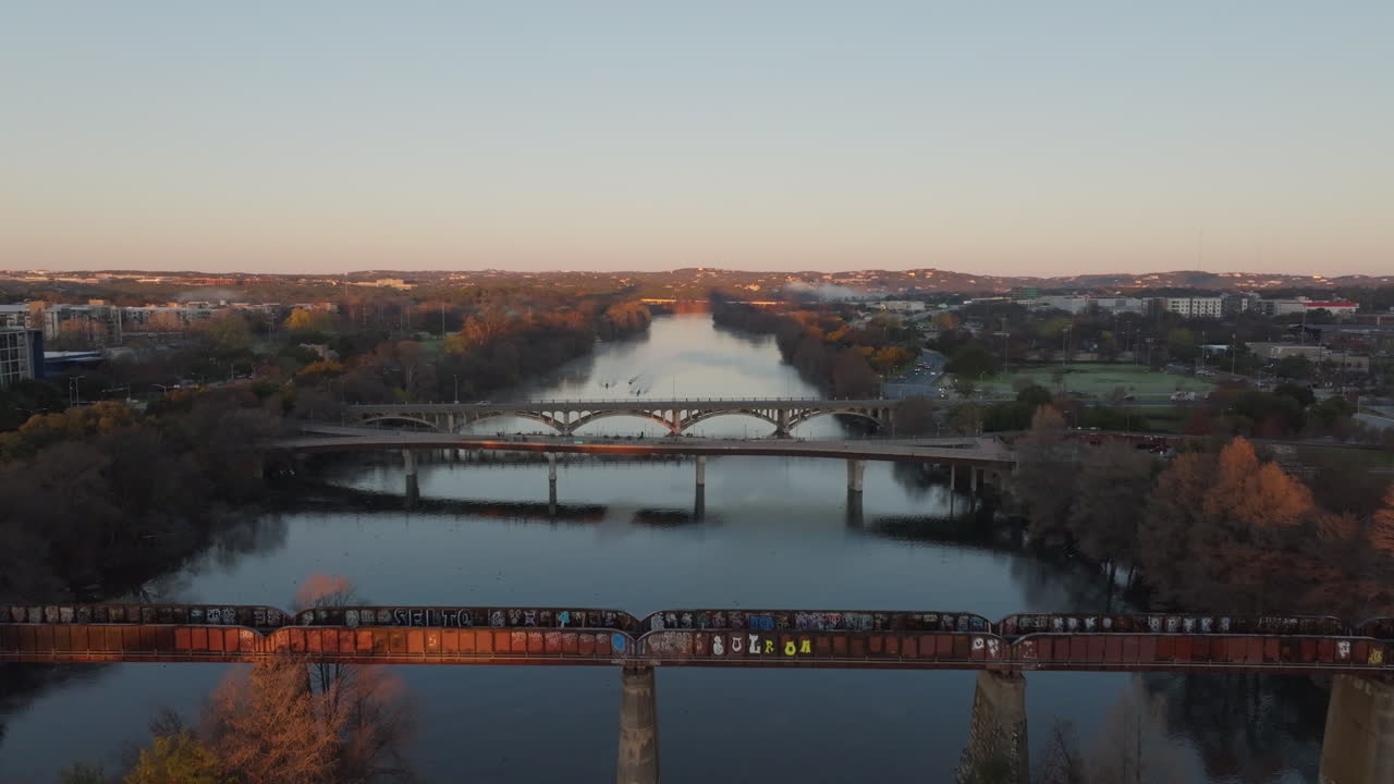 아침 일찍의 공중 사진 강을 가로지르는 세 개의 다리와 함께 공중 사진
