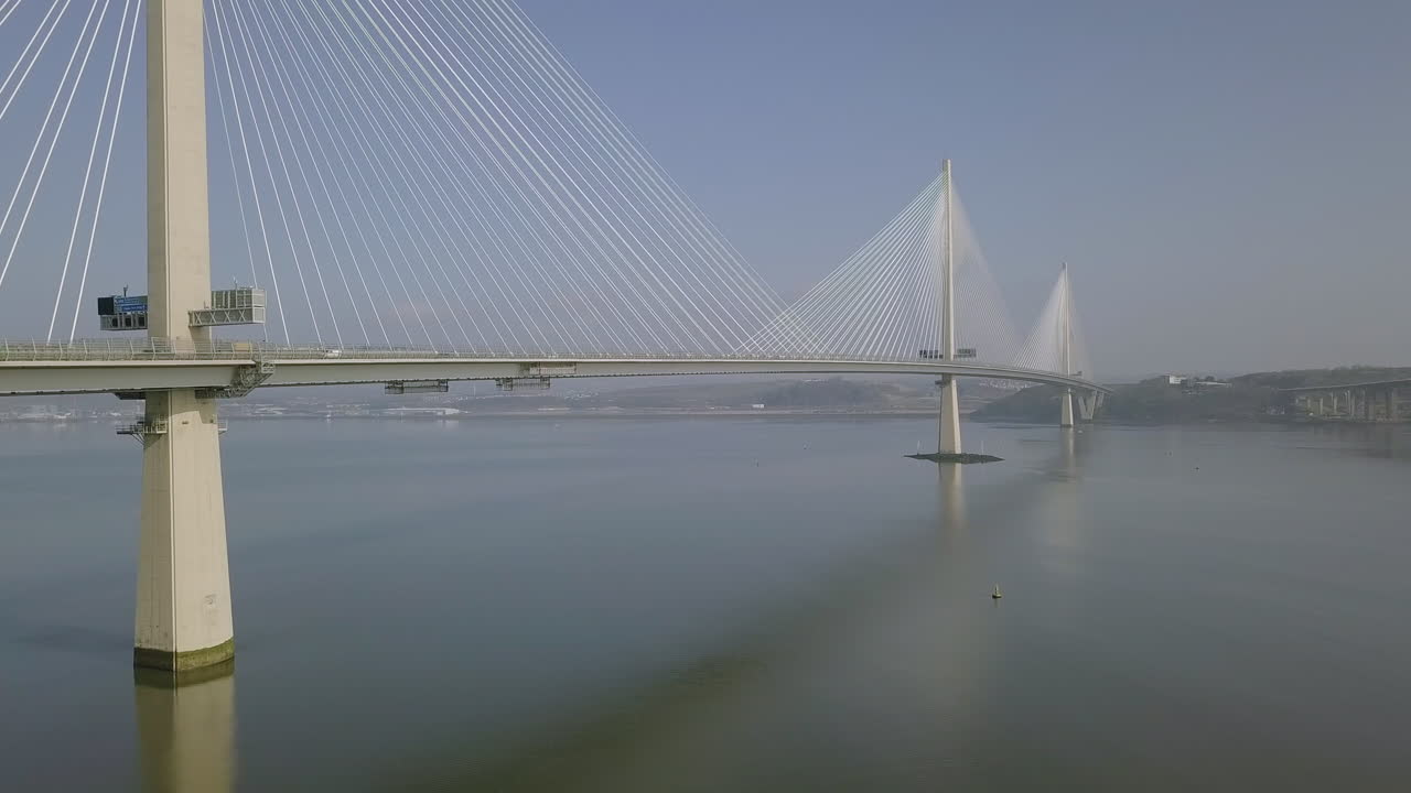 스코틀랜드 서부 lothian의 화창한 날 south queensferry의 queensferry 횡단 다리를 가로질러 이동하는 차량의 항공 영상